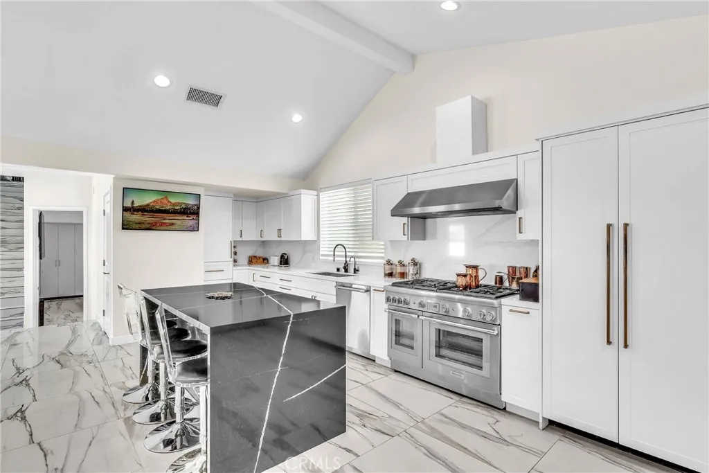 Burbank, California 91506, United States, 4 Bedrooms Bedrooms, ,5 BathroomsBathrooms,Residential,Active,183372