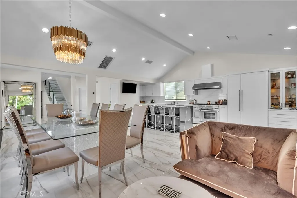 Burbank, California 91506, United States, 4 Bedrooms Bedrooms, ,5 BathroomsBathrooms,Residential,Active,183372