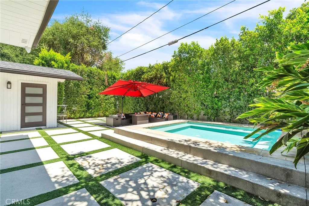 Burbank, California 91506, United States, 4 Bedrooms Bedrooms, ,5 BathroomsBathrooms,Residential,Active,183372