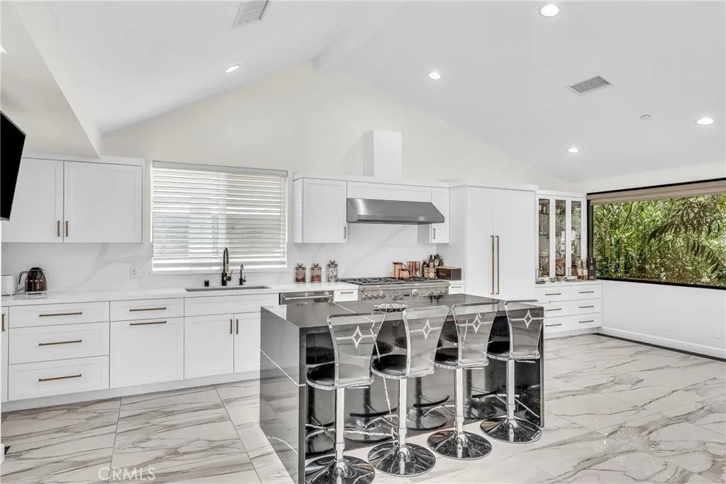 Burbank, California 91506, United States, 4 Bedrooms Bedrooms, ,5 BathroomsBathrooms,Residential,Active,183372