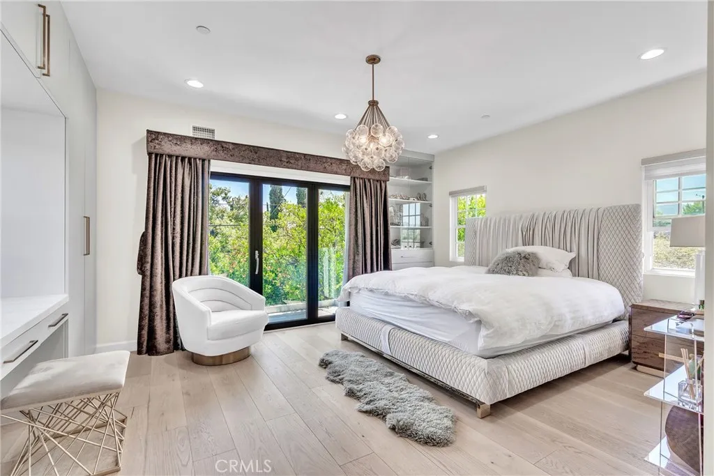 Burbank, California 91506, United States, 4 Bedrooms Bedrooms, ,5 BathroomsBathrooms,Residential,Active,183372