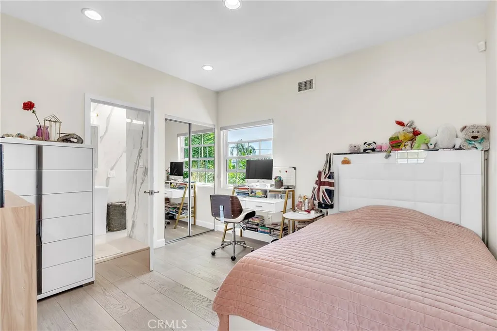 Burbank, California 91506, United States, 4 Bedrooms Bedrooms, ,5 BathroomsBathrooms,Residential,Active,183372