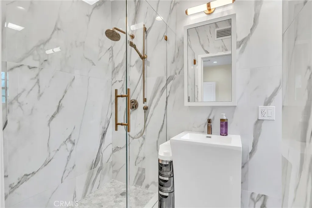 Burbank, California 91506, United States, 4 Bedrooms Bedrooms, ,5 BathroomsBathrooms,Residential,Active,183372