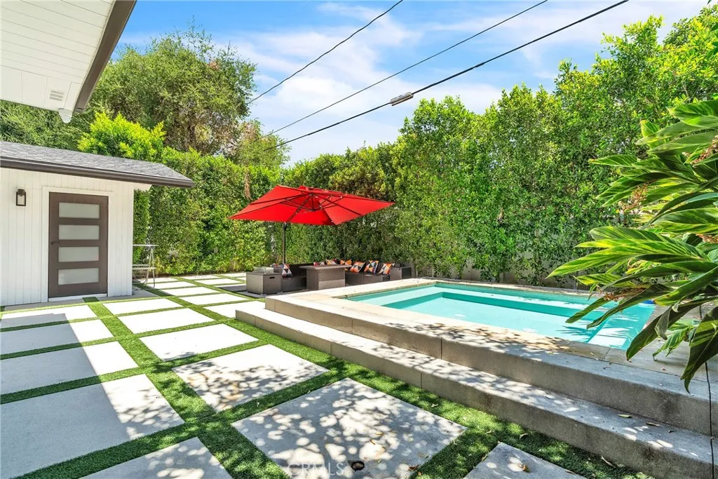 Burbank, California 91506, United States, 4 Bedrooms Bedrooms, ,5 BathroomsBathrooms,Residential,Active,183372