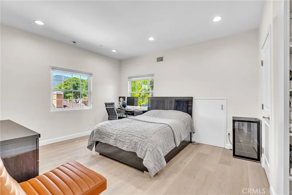 Burbank, California 91506, United States, 4 Bedrooms Bedrooms, ,5 BathroomsBathrooms,Residential,Active,183372