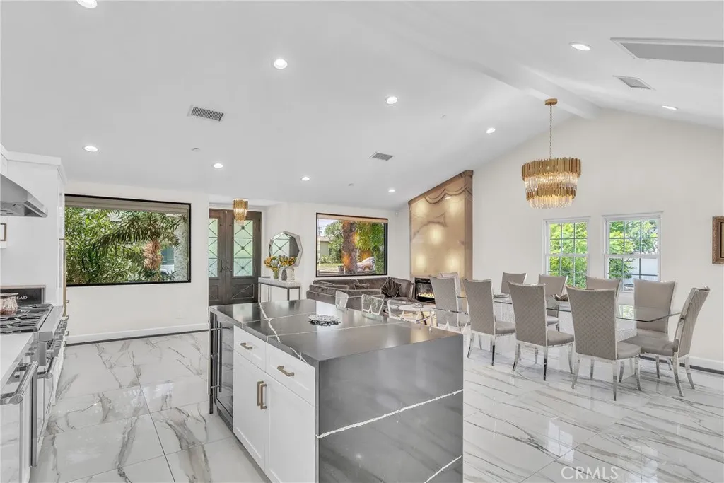 Burbank, California 91506, United States, 4 Bedrooms Bedrooms, ,5 BathroomsBathrooms,Residential,Active,183372