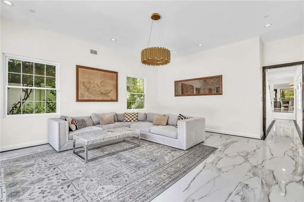 Burbank, California 91506, United States, 4 Bedrooms Bedrooms, ,5 BathroomsBathrooms,Residential,Active,183372