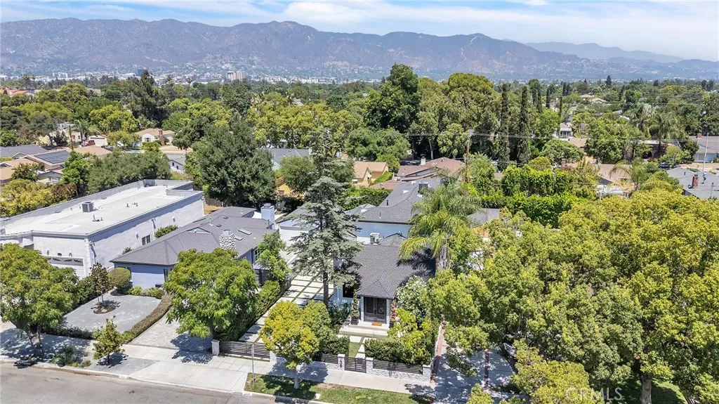 Burbank, California 91506, United States, 4 Bedrooms Bedrooms, ,5 BathroomsBathrooms,Residential,Active,183372