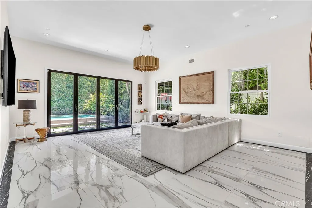 Burbank, California 91506, United States, 4 Bedrooms Bedrooms, ,5 BathroomsBathrooms,Residential,Active,183372