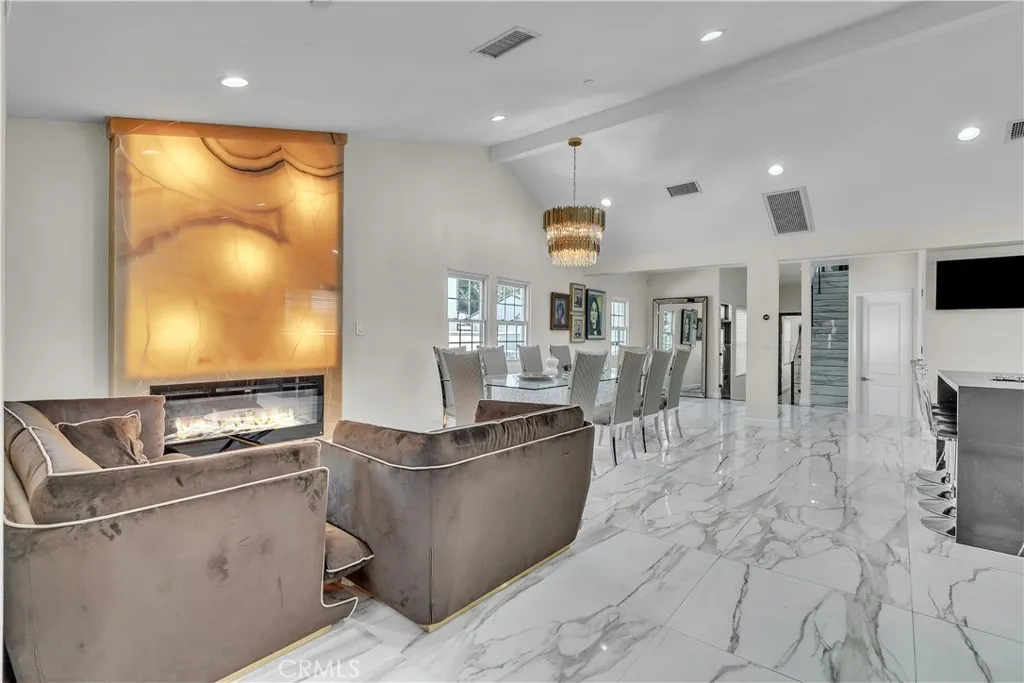 Burbank, California 91506, United States, 4 Bedrooms Bedrooms, ,5 BathroomsBathrooms,Residential,Active,183372