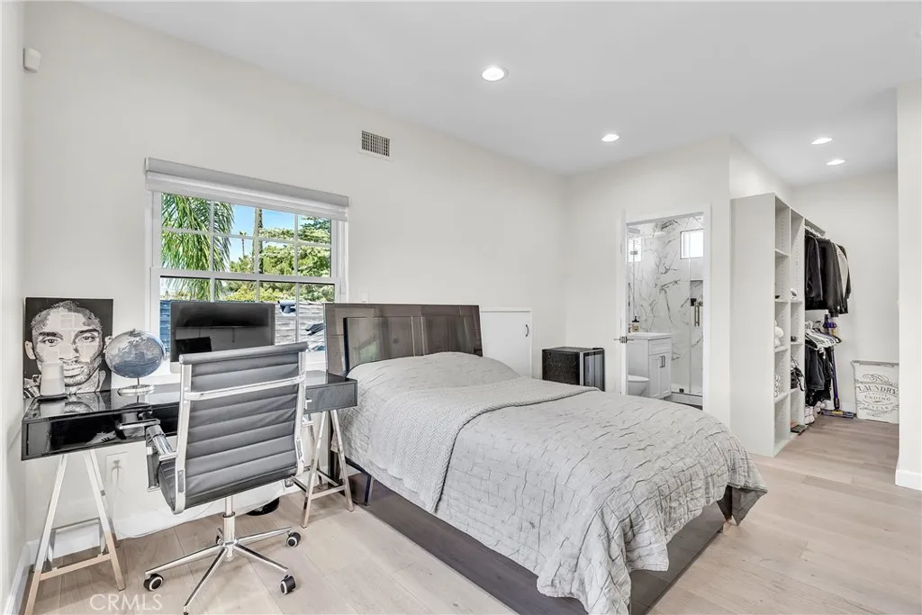 Burbank, California 91506, United States, 4 Bedrooms Bedrooms, ,5 BathroomsBathrooms,Residential,Active,183372