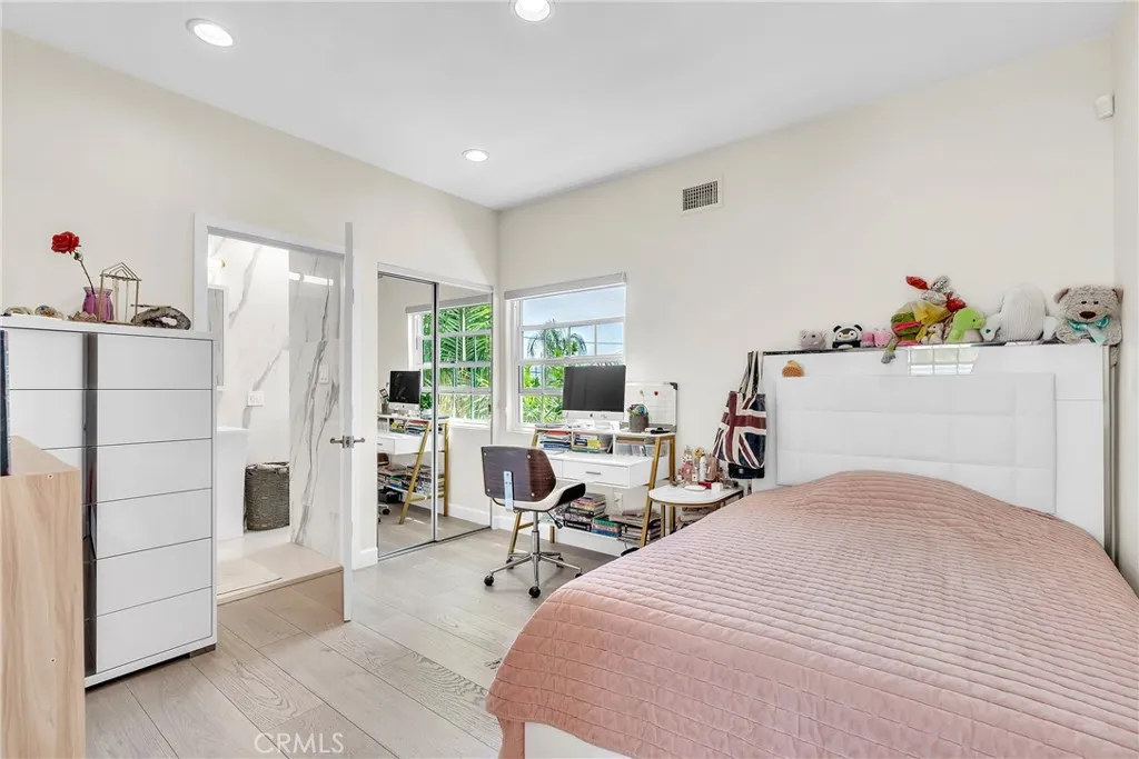 Burbank, California 91506, United States, 4 Bedrooms Bedrooms, ,5 BathroomsBathrooms,Residential,Active,183372