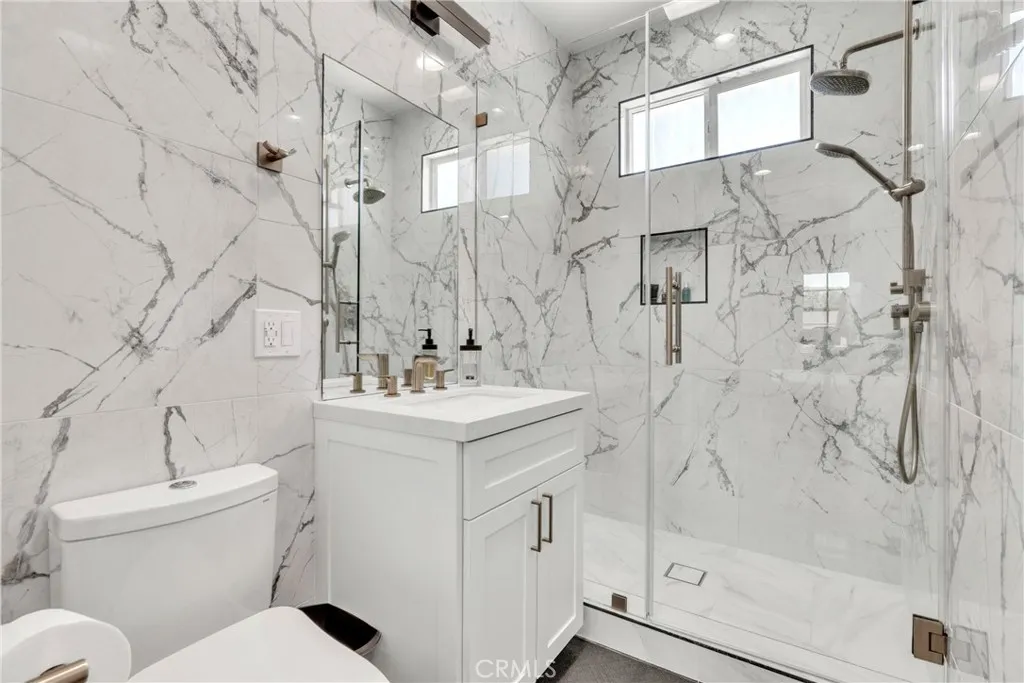 Burbank, California 91506, United States, 4 Bedrooms Bedrooms, ,5 BathroomsBathrooms,Residential,Active,183372