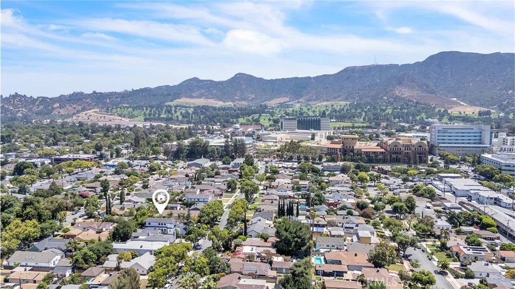 Burbank, California 91506, United States, 4 Bedrooms Bedrooms, ,5 BathroomsBathrooms,Residential,Active,183372