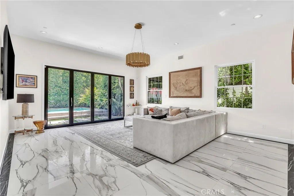 Burbank, California 91506, United States, 4 Bedrooms Bedrooms, ,5 BathroomsBathrooms,Residential,Active,183372