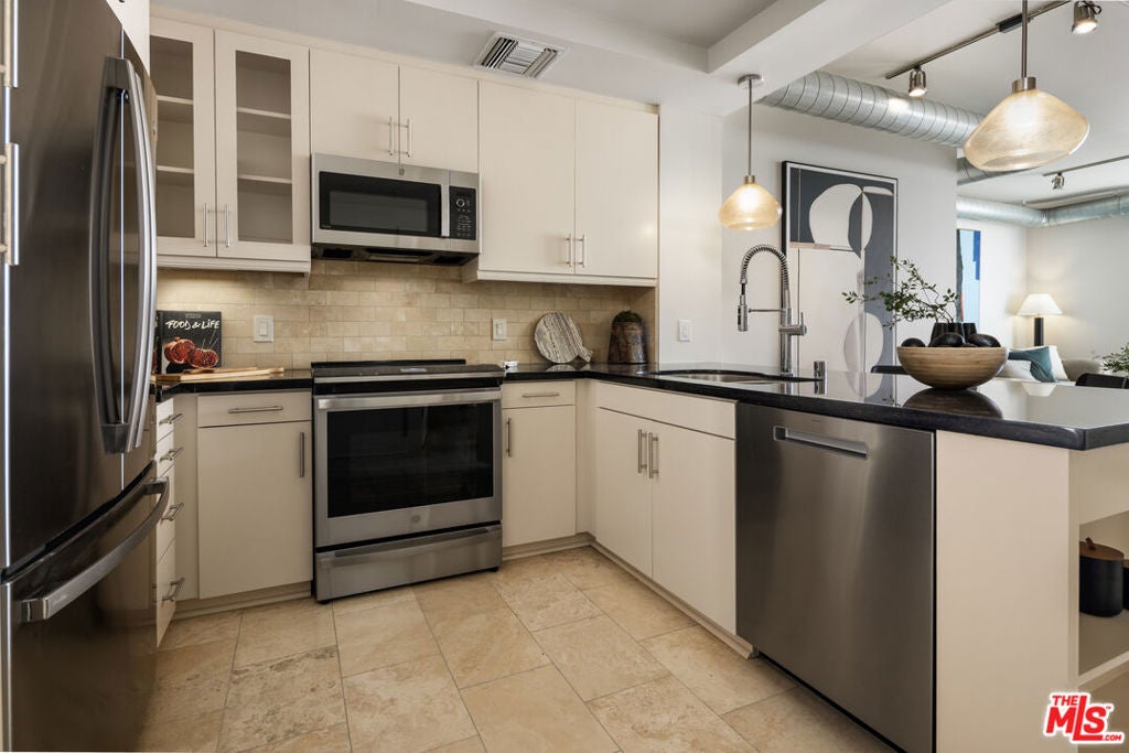 717 W Olympic Boulevard 2501