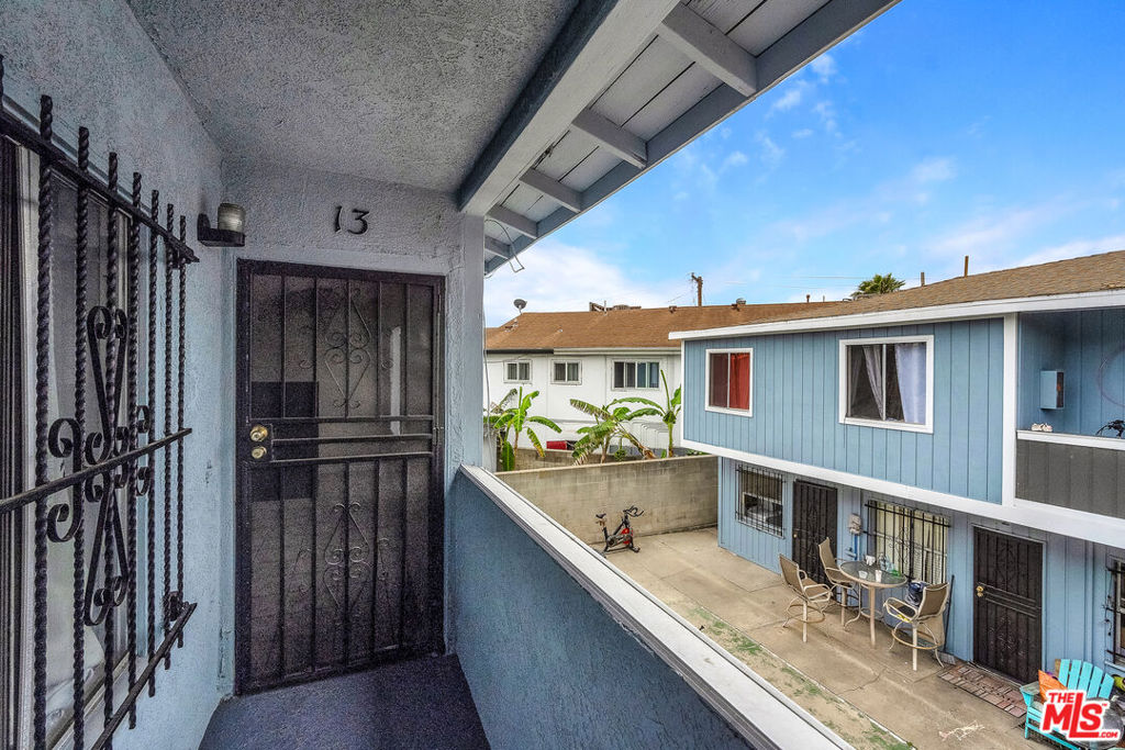 Incredible opportunity to live in a newly renovated apartment just minutes from LA's Sofi Stadium, the Forum and YouTube Theater. Clean, light and bright 1 Bedroom plus 1 Bathroom top floor unit in a great Inglewood location! Open concept living with a large living room and kitchen. Unit features tile flooring all throughout the apartment. Unit comes with one parking space.