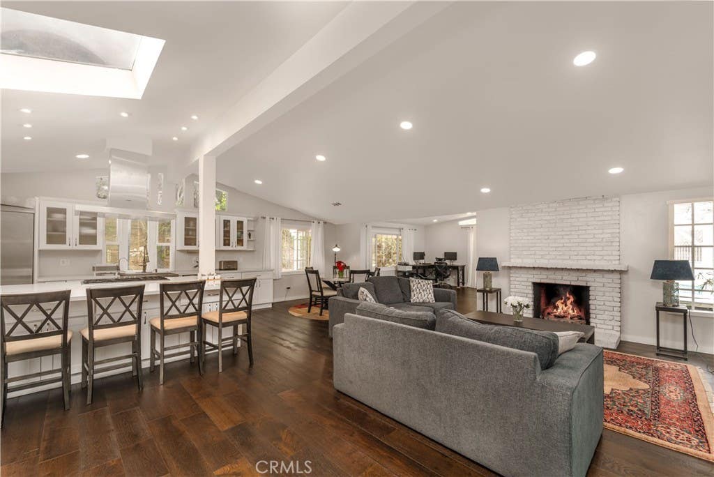 Photo of 5708 Mcdonie Avenue, Woodland Hills, CA 91367 (MLS # SR26143233)