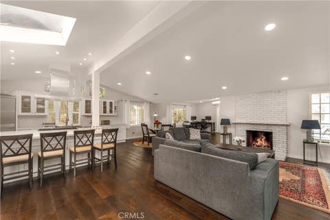 Photo of 5708 Mcdonie AVE, Woodland Hills, CA 91367 (MLS # SR26143233)