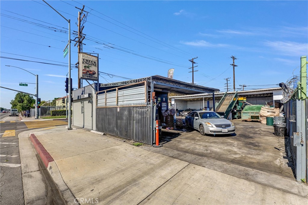 Main image without alt text