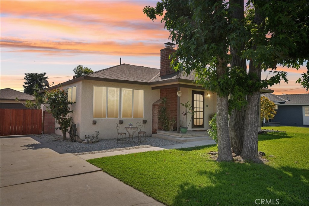 Spacious 4-Bedroom Home on a Generous Lot in Anaheim
Welcome to 612 N Elmwood Street – a well-located single-story home offering 4 bedrooms, 2.5 bathrooms, and approximately 1,613 square feet of comfortable living space. Situated on a large 7,380 sq ft lot, this property provides plenty of room both inside and out.
The functional layout includes a spacious living area, a dedicated dining space, and a well-sized kitchen with room to personalize. All four bedrooms offer flexibility for families, guests, or home office needs. The expansive backyard is ideal for entertaining, gardening, or future enhancements.
Additional highlights include an detached 2-car garage, a long driveway for extra parking, and a location within close proximity to schools, parks, shopping, dining, and major freeways.
Don't miss this opportunity to own a well-sized home in a convenient Anaheim neighborhood—ready for your personal touch.