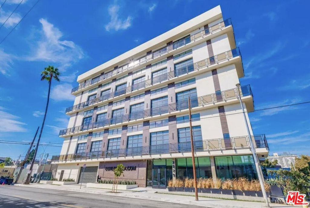 Now offering 4 Weeks Free on a 12 month lease! Price listed already includes discount evenly applied. Introducing Lux Lofts LA, a one of kind, brand new 30 unit modern building centrally located in Koreatown, just minutes from Downtown LA, Hollywood, and Melrose. Offering both two story and single story studio lofts, these sleek residences showcase a modern industrial design and feature a rooftop lounge with breathtaking 360 degree skyline views of Los Angeles. Each apartment includes a custom kitchen with stainless steel appliances, in unit washer and dryer, an extra large custom shower, hardwood flooring throughout, and floor to ceiling roll up industrial style windows that fill the space with natural light.