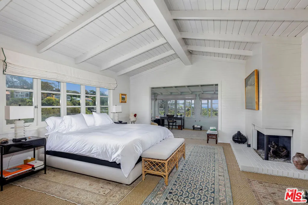 Santa Monica, California 90402, United States, 2 Bedrooms Bedrooms, ,3 BathroomsBathrooms,Residential,Active,138085