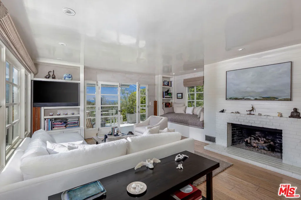 Santa Monica, California 90402, United States, 2 Bedrooms Bedrooms, ,3 BathroomsBathrooms,Residential,Active,138085