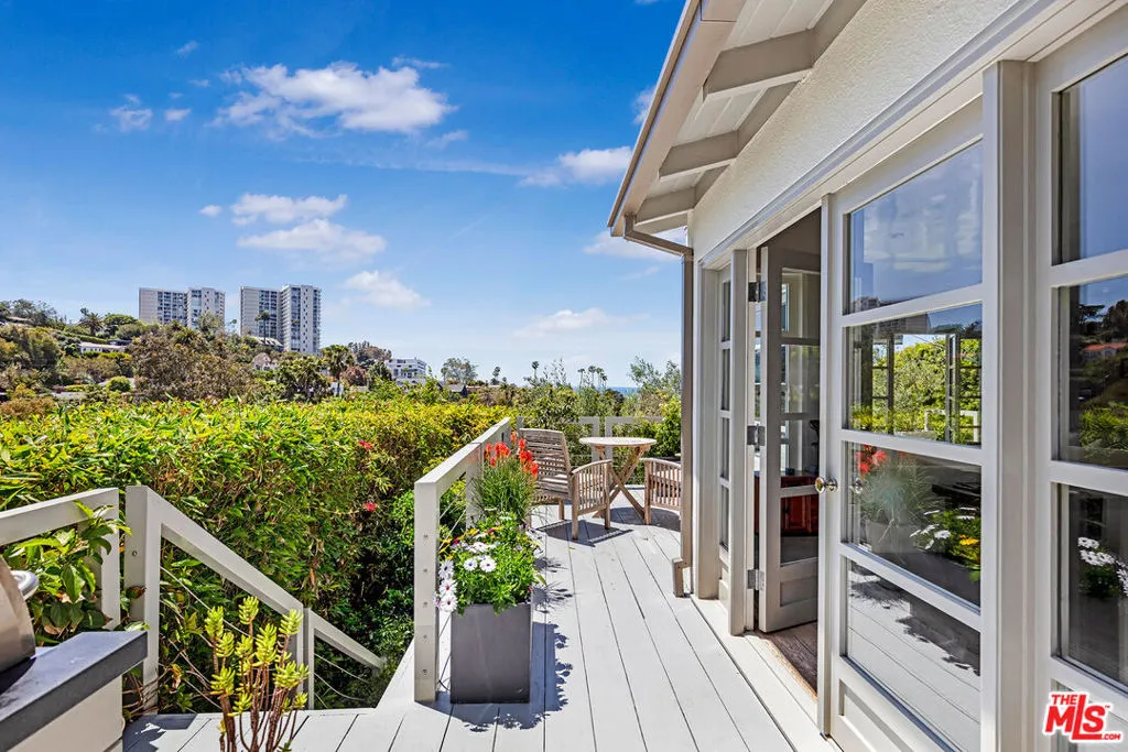 Santa Monica, California 90402, United States, 2 Bedrooms Bedrooms, ,3 BathroomsBathrooms,Residential,Active,138085