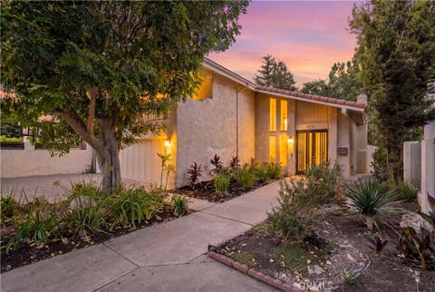Photo of 6221 Mammoth AVE, Valley Glen, CA 91401 (MLS # BB26177628)