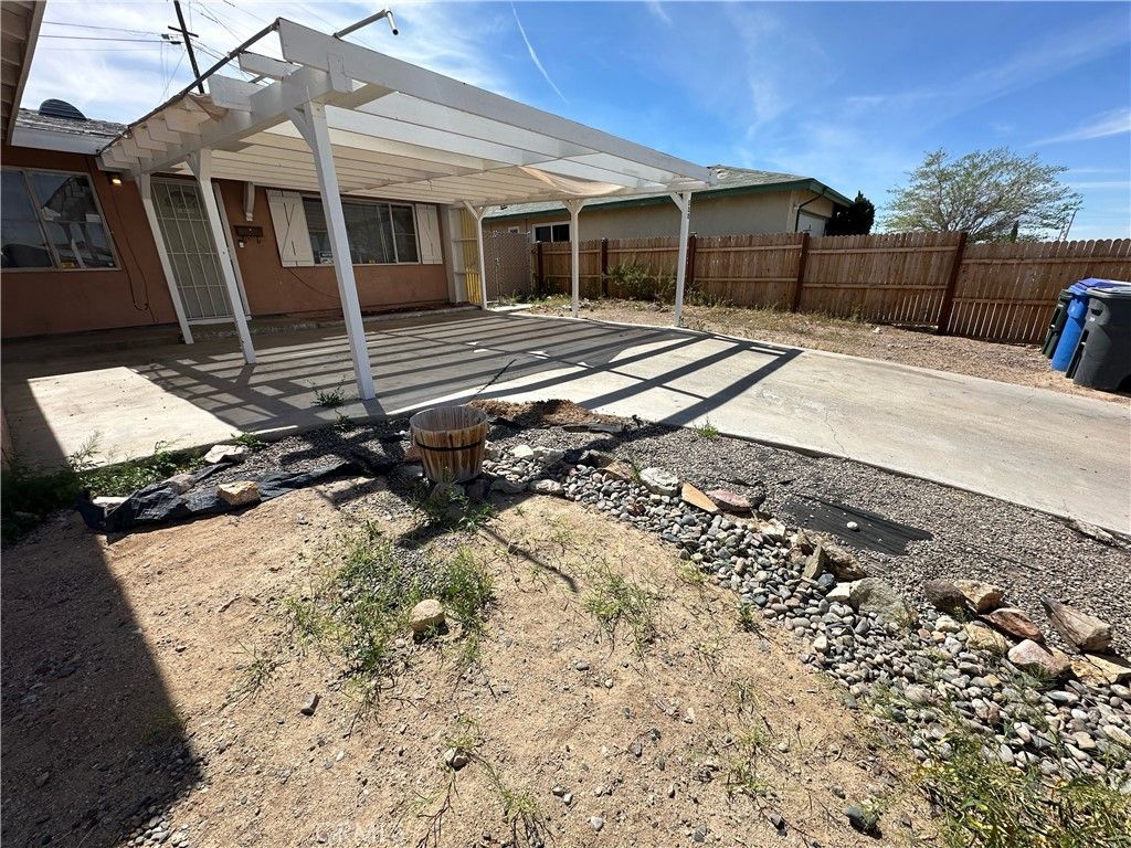 Photo of 530 Kelly Dr, Barstow, CA 92311 (MLS # HD26064145)