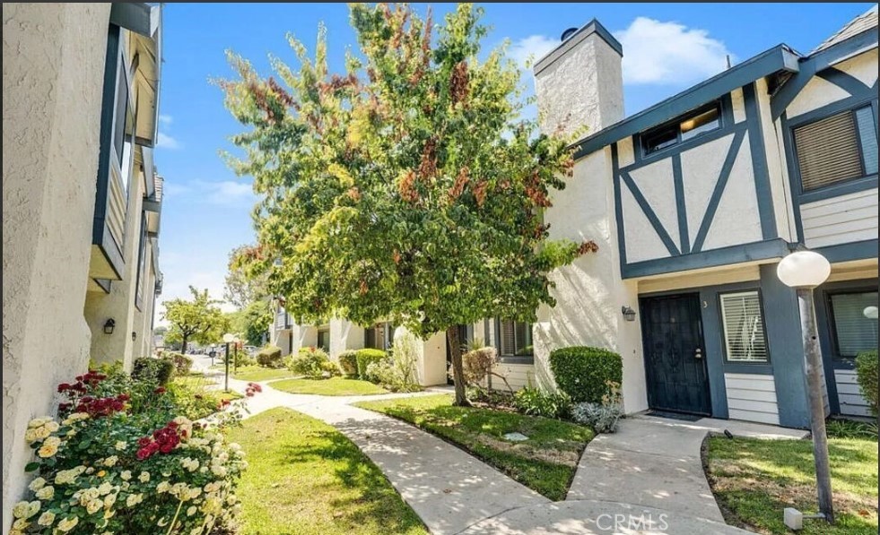Beautiful property in the middle of the Valley, close to everyting, it has open floors, large bedrooms an attached garage.