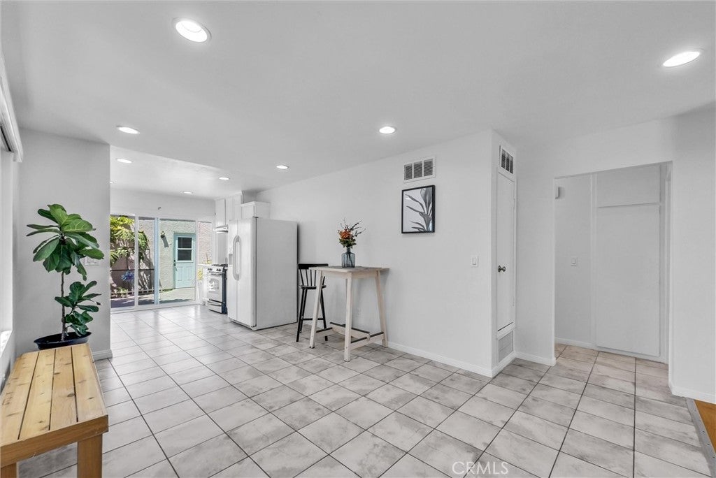 2142 W Liverpool Lane
