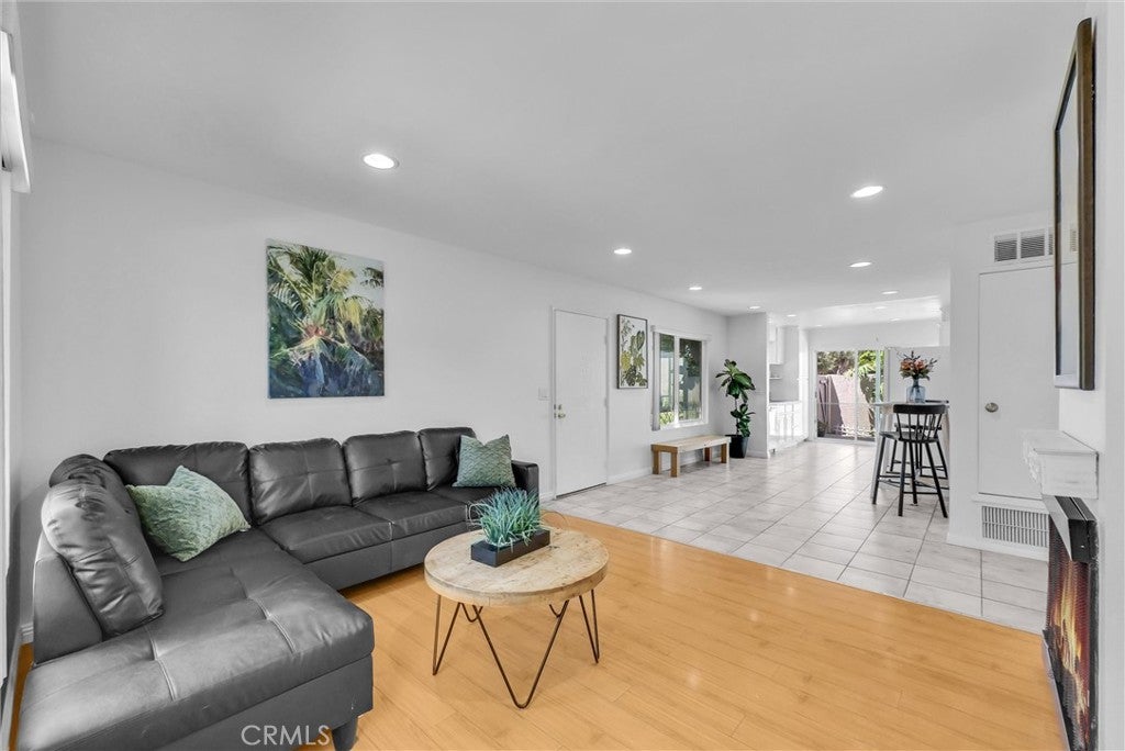 2142 W Liverpool Lane