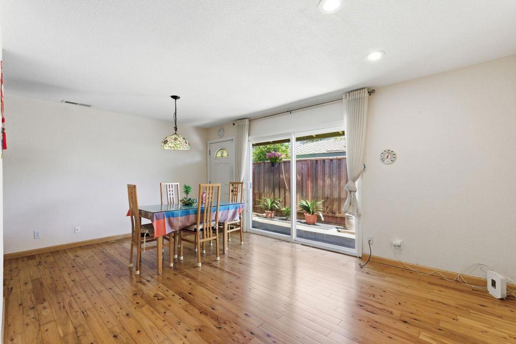 5561 Roundtree Terrace