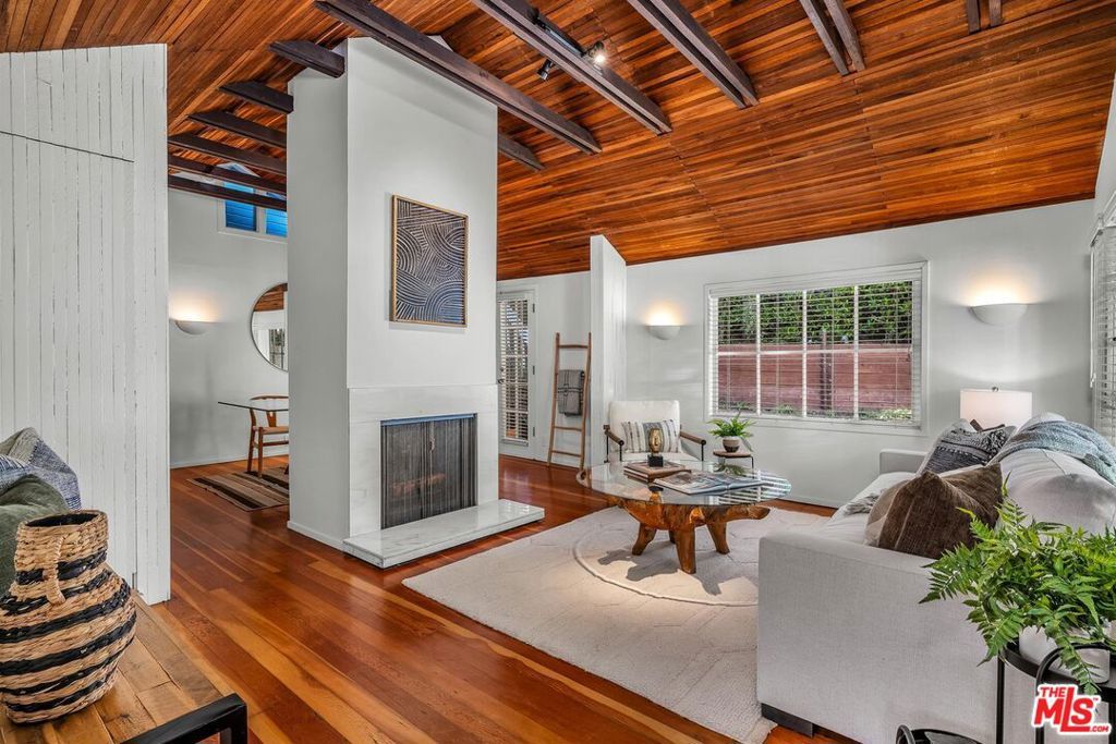 Photo of 10546 Selkirk Lane, Los Angeles, CA 90077 (MLS # 25592009)