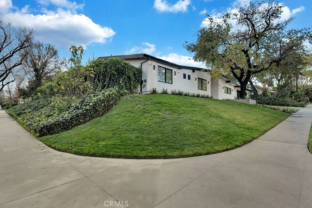 Photo of 5330 Dubois Avenue, Woodland Hills, CA 91367 (MLS # SR26001198)