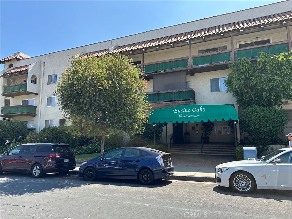 Excellent investment opportunity! This well-appointed 2-bedroom, 2-bath condo is ideally located in the vibrant heart of Encino. Offering strong potential returns, it's perfect for investors looking to expand their portfolio with a promising asset. BANK APPROVED AT NEW PRICE OF $225,OOO.