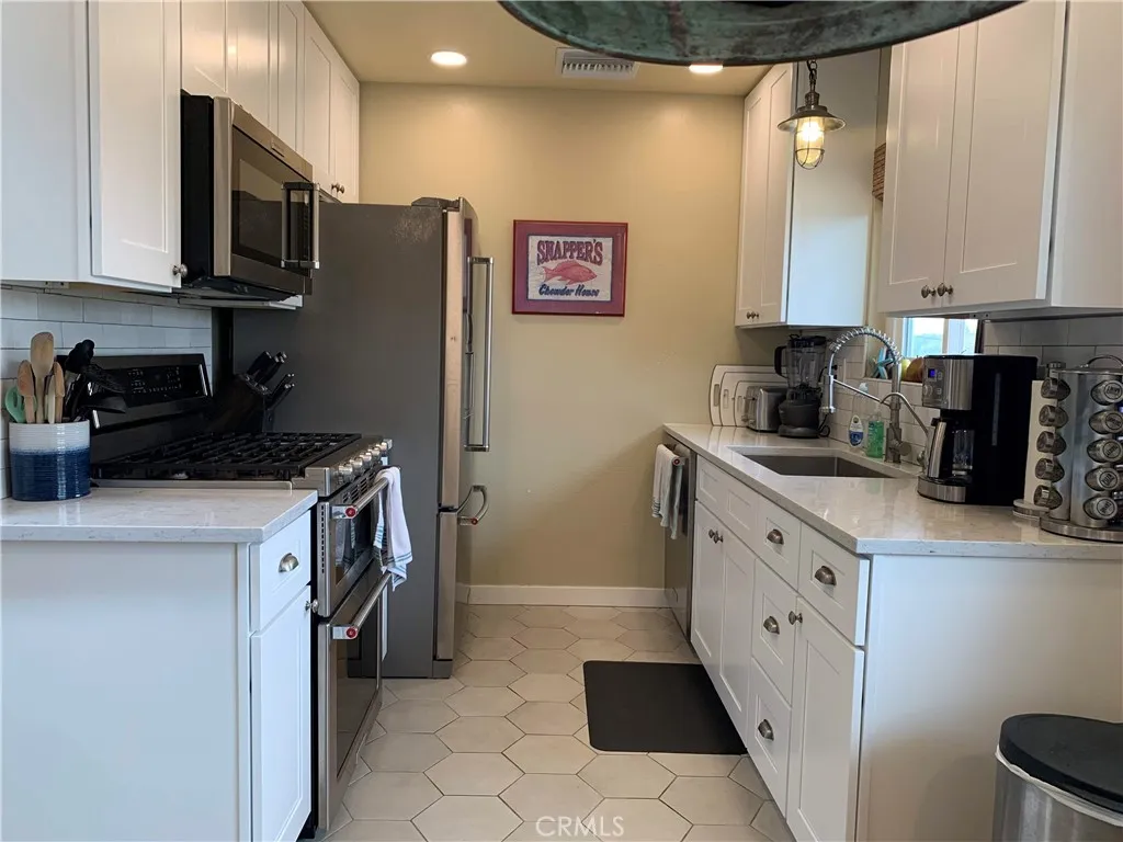 Carlsbad, California 92008, United States, 2 Bedrooms Bedrooms, ,1 BathroomBathrooms,Residential,Pending,202738