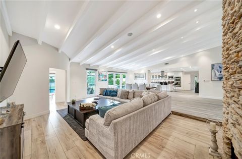 Photo of 22914 Calvert Street, Woodland Hills, CA 91367 (MLS # SR25227578)