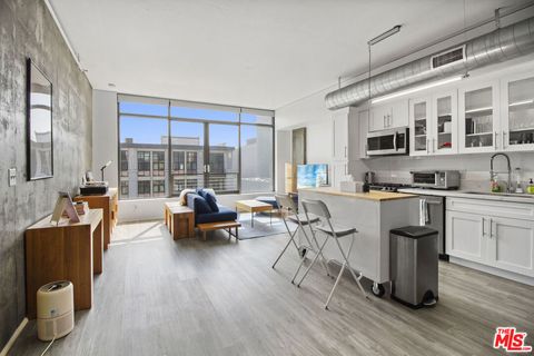 Photo of 1111 S Grand Avenue #813, Los Angeles, CA 90015 (MLS # 25619373)