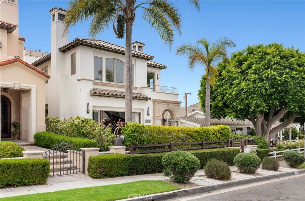 Photo of 222 Orchid Avenue, Corona Del Mar, CA 92625 (MLS # LG25191239)