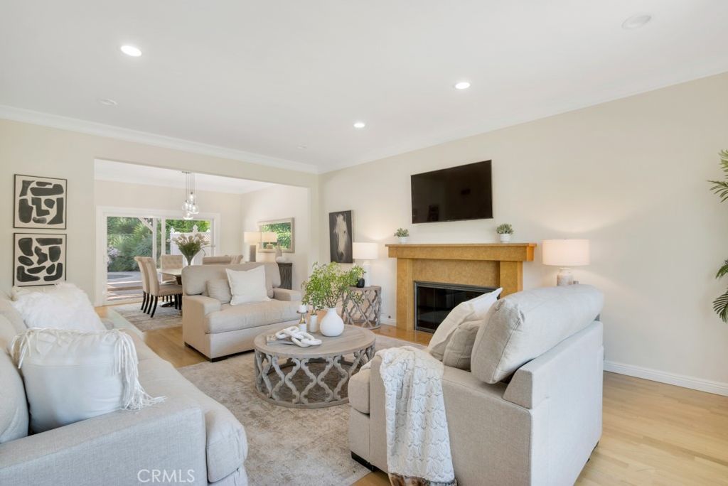 Photo of 23942 Califa St, Woodland Hills, CA 91367 (MLS # SR26064822)