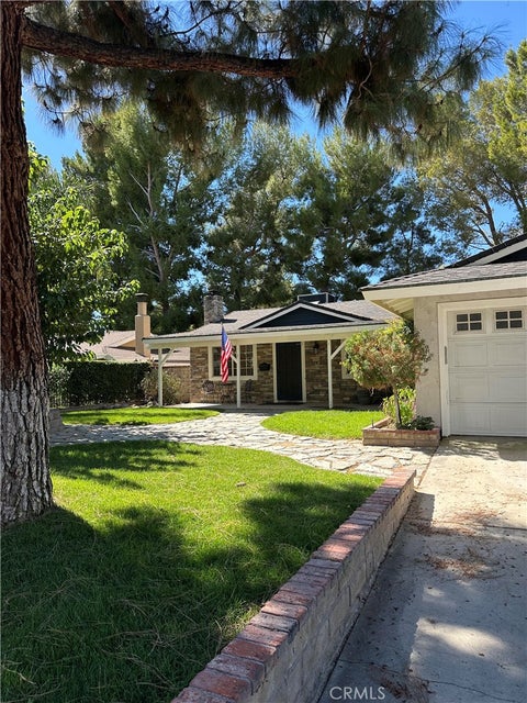Photo of 29401 Florabunda RD, Canyon Country, CA 91387 (MLS # SR26216487)