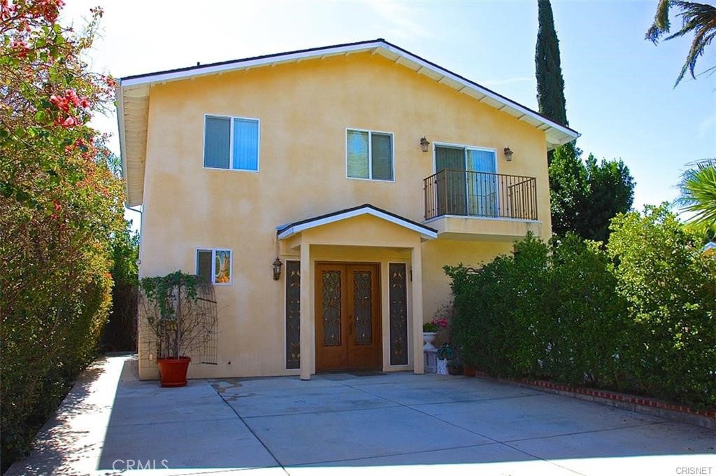 MAGNIFICENT HOUSE BUILT IN 2009, LOCATED SOUTH OF THE BLVD WITH 3 BEDROOM, 2 FULL BATH & 1 HALF BATH, 2500 SQ FEET, OPEN FLOOR PLAN, HIGH CEILING WITH CROWN MOLDING, TOP OF THE LINE APPLIANCES, 2 OUT DOOR PARKING SPACE (YARD DRIVE WAY AREA), TWO HEATER AND A/C SYSTEMS (EACH FLOOR HAS SEPARATE UNITS), SOUND SYSTEM, 2 BALCONY, LOTS OF STORAGE AREA, WASHER & DRYER , WITH POOL. THIS BEAUTIFUL HOME IS WALKING DISTANCE TO TARZANA VILLAGE WALK, GOLF COUNTRY CLUB, HOUSE OF WORSHIP, POST OFFICE, TARZANA HOSPITAL, RESTAURANT AND TRANSPORTATION. RENT INCLUDES POOL , GARDENING . THIS HOUSE IS AN ADU, WITH SEPARATE ADDRESS, SEPERATE ENTRANCE , SEPARATE ELECTRICITY & GAS METER. POOL AREA IS SHARING WITH THE MAIN HOUSE