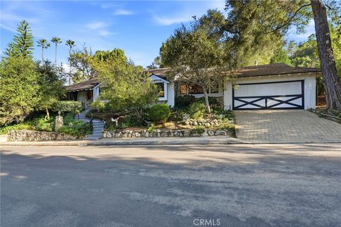Photo of 15936 Valley Wood Road, Sherman Oaks, CA 91403 (MLS # SR25245566)
