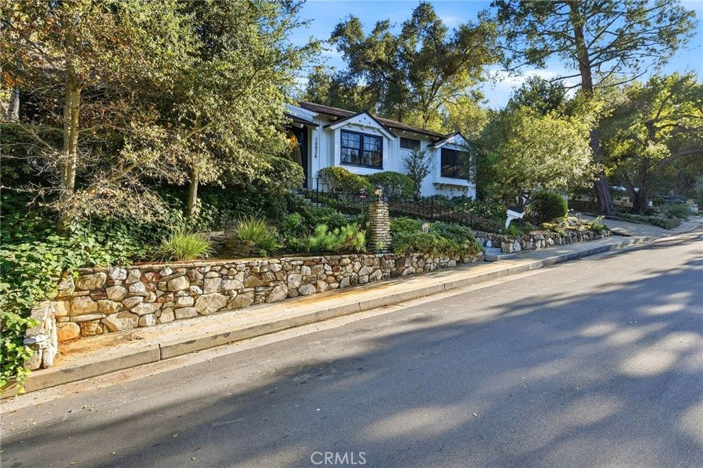 Photo of 15936 Valley Wood Road, Sherman Oaks, CA 91403 (MLS # SR25245566)