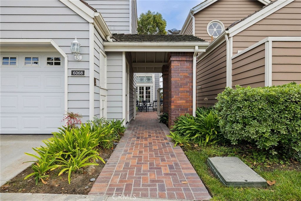 6068 Avenida De Castillo