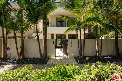Photo of 121 Topsail Mall, Marina Del Rey, CA 90292 (MLS # 26857147)