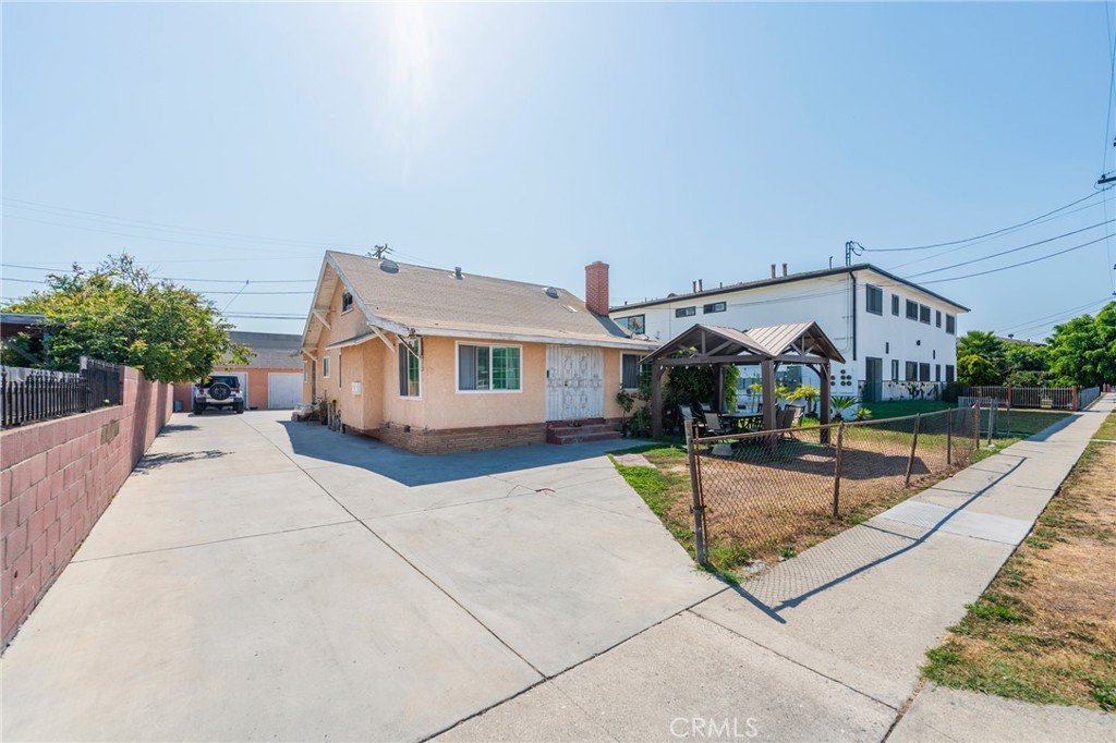 Excellent Duplex opportunity with an Expansive 9,000+ Sq.Ft. Lot. Don’t miss this investment opportunity featuring two detached units on an oversized lot. A long, expansive driveway offers ample parking and easy access. The front unit includes an updated bathroom and a refreshed kitchen countertops. Zoned LCR3PV, this property offers strong potential for future development -buyers are encouraged to verify zoning and possible uses with the city. With ample space and flexibility, this is an ideal opportunity for investor or developer.